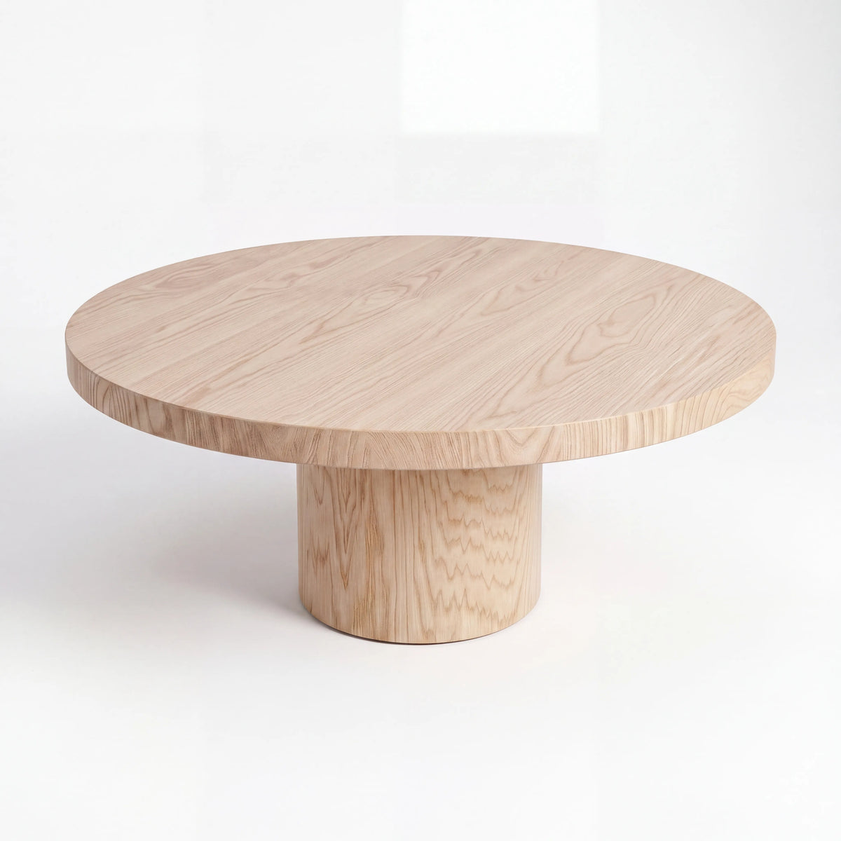 Mesa de Centro Redonda Monolítica en Roble Blanco con Pedestal Central - Detalle de Ensamble | LEMICH Alta Ebanistería Residencial