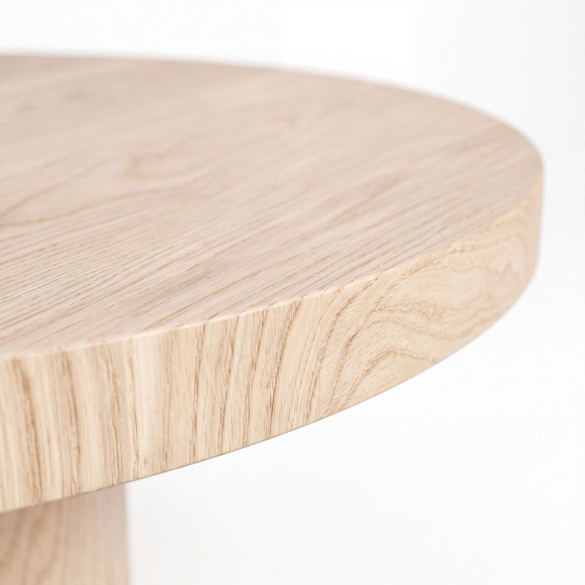 Mesa de Centro Redonda Monolítica en Roble Blanco con Pedestal Central - Detalle de Ensamble | LEMICH Alta Ebanistería Residencial