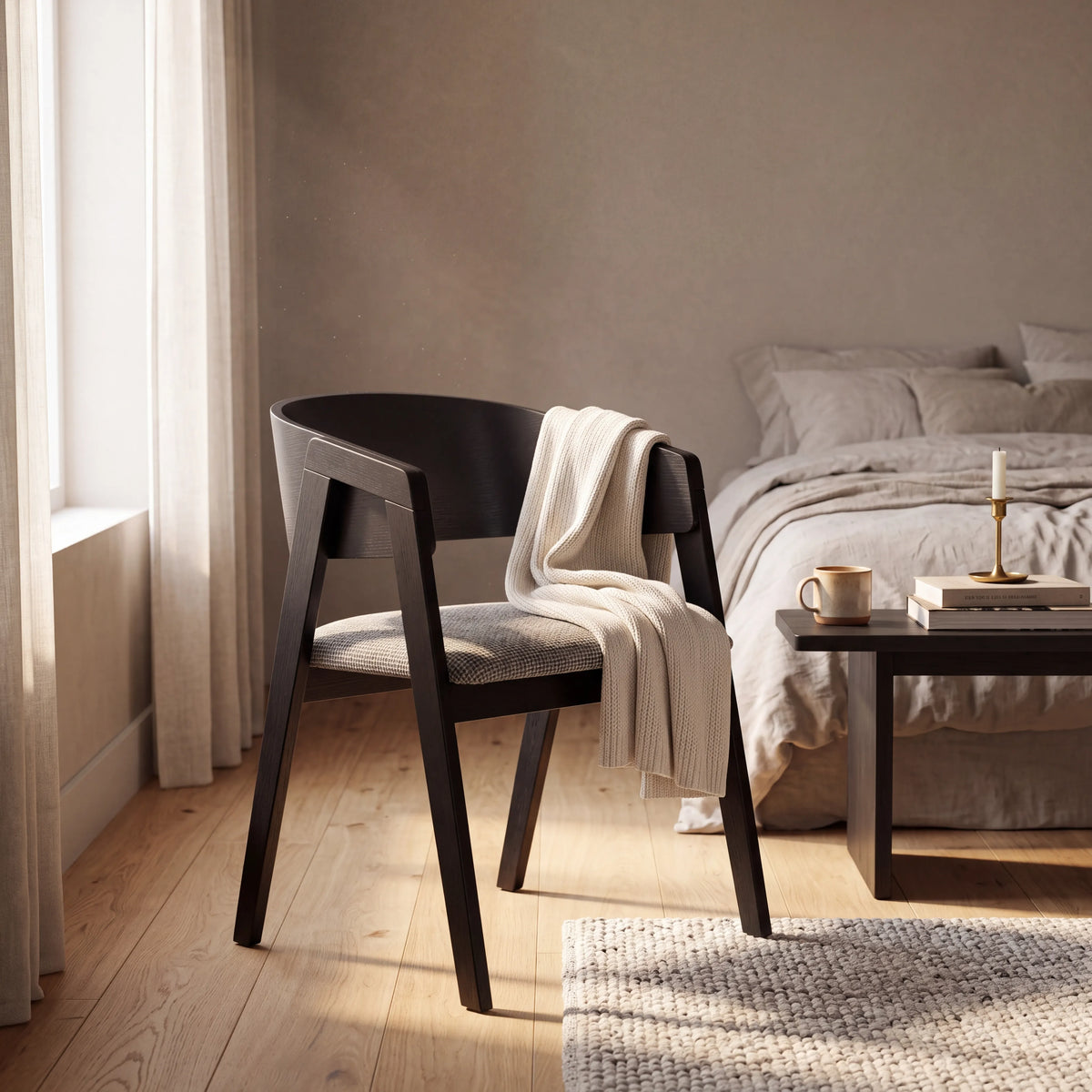 Sillón de Comedor Curvo en Roble Negro Ébano y Tapizado Tweed - Ambientada | LEMICH Alta Ebanistería Residencial