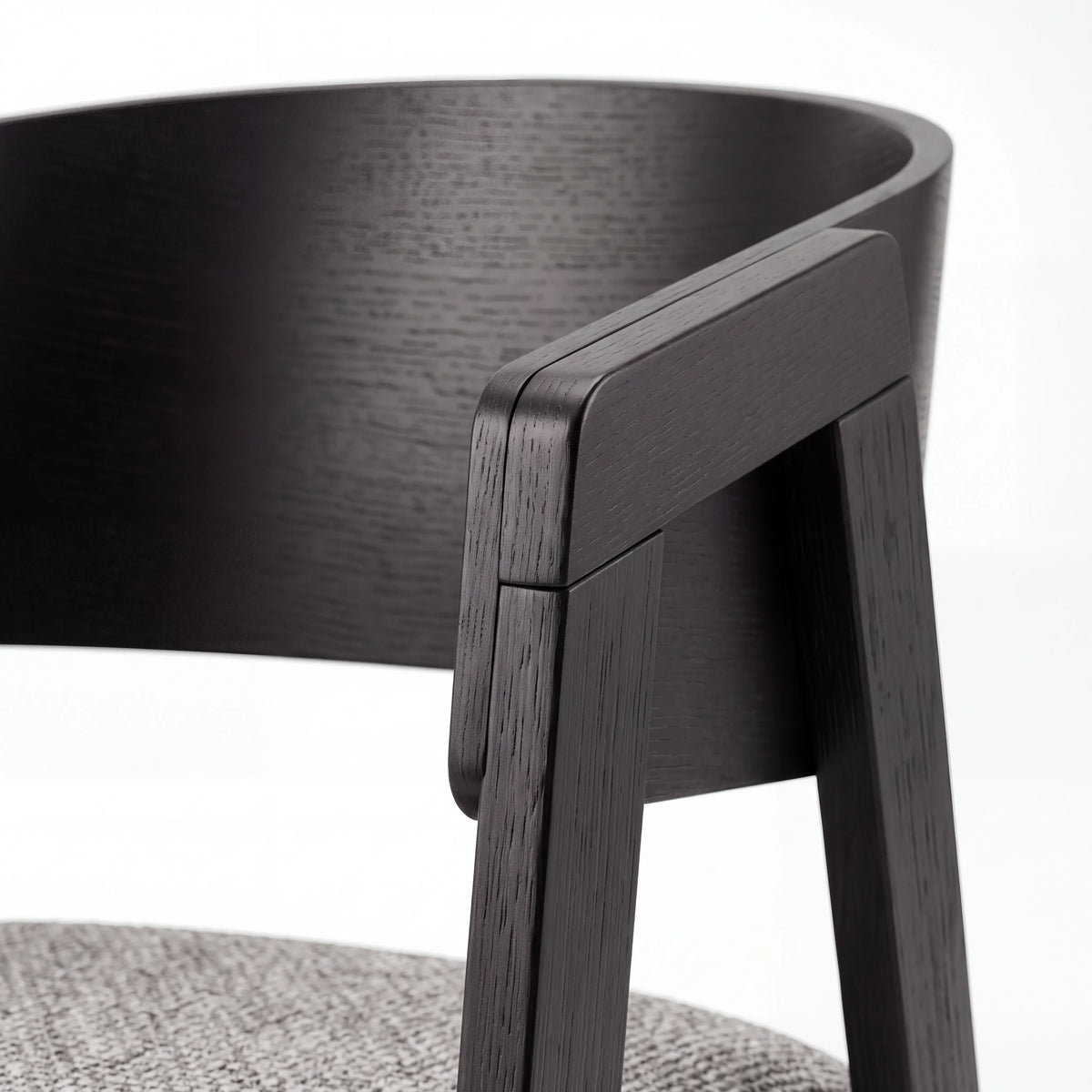 Sillón de Comedor Curvo en Roble Negro Ébano y Tapizado Tweed - Detalle de Ensamble | LEMICH Alta Ebanistería Residencial