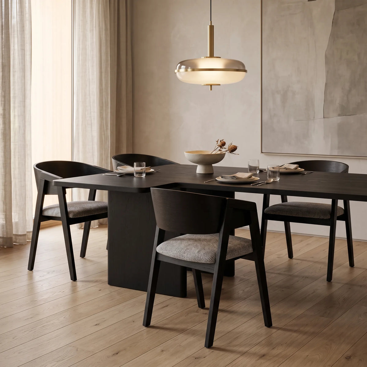 Sillón de Comedor Curvo en Roble Negro Ébano y Tapizado Tweed - Ambientada | LEMICH Alta Ebanistería Residencial