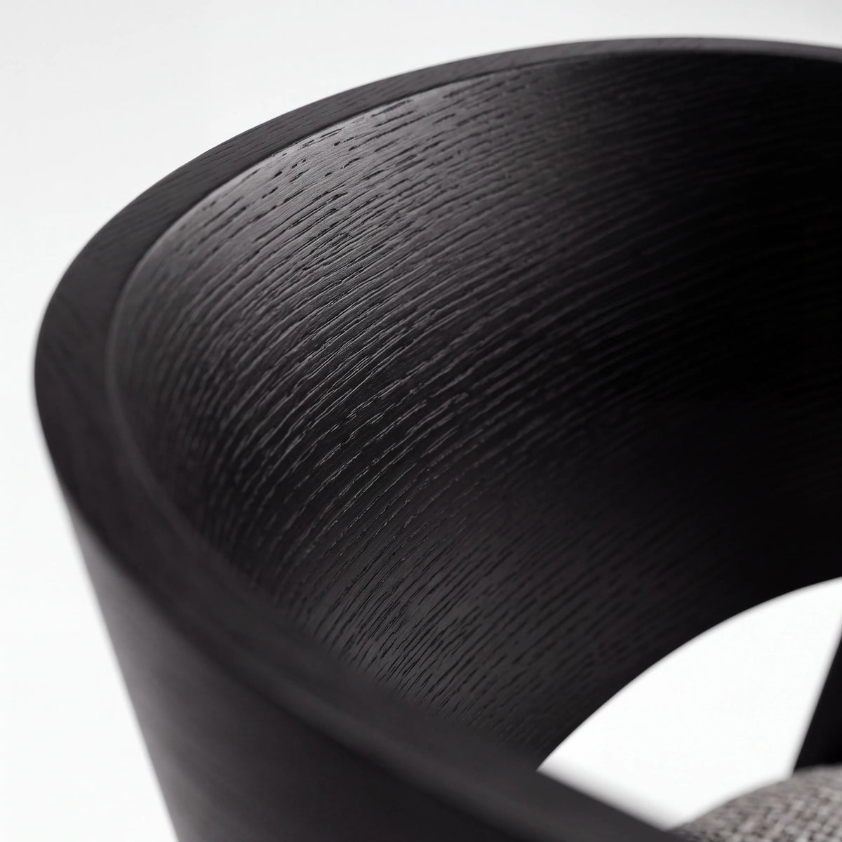 Sillón de Comedor Curvo en Roble Negro Ébano y Tapizado Tweed - Detalle de Ensamble | LEMICH Alta Ebanistería Residencial