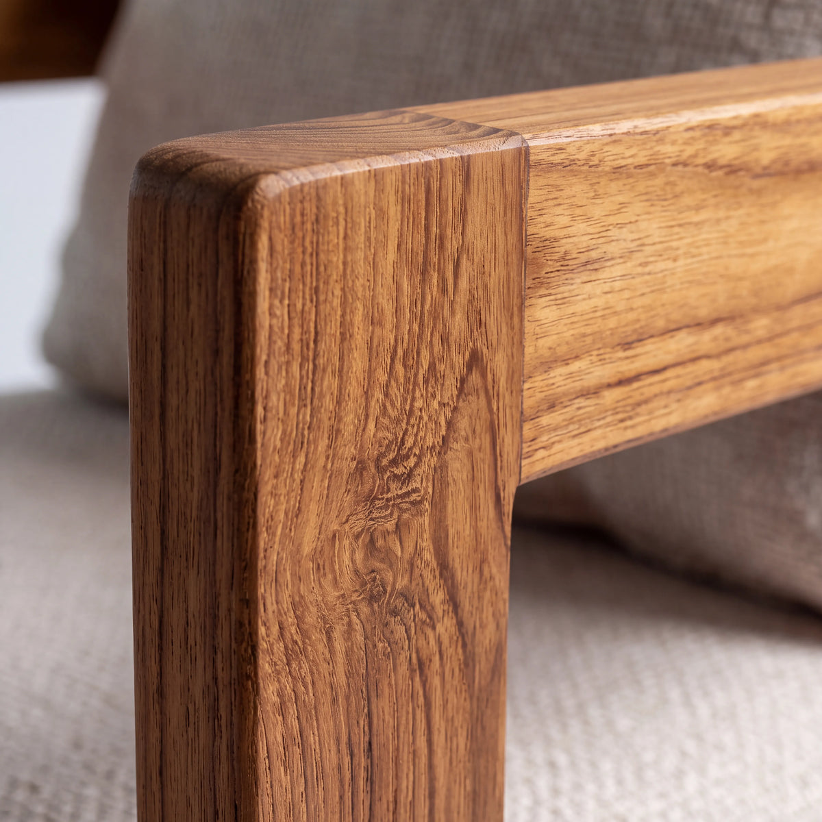 Sillón Ocasional Escandinavo en Nogal y Cojines Acolchados Beige - Hero Portada | LEMICH Alta Ebanistería Residencial