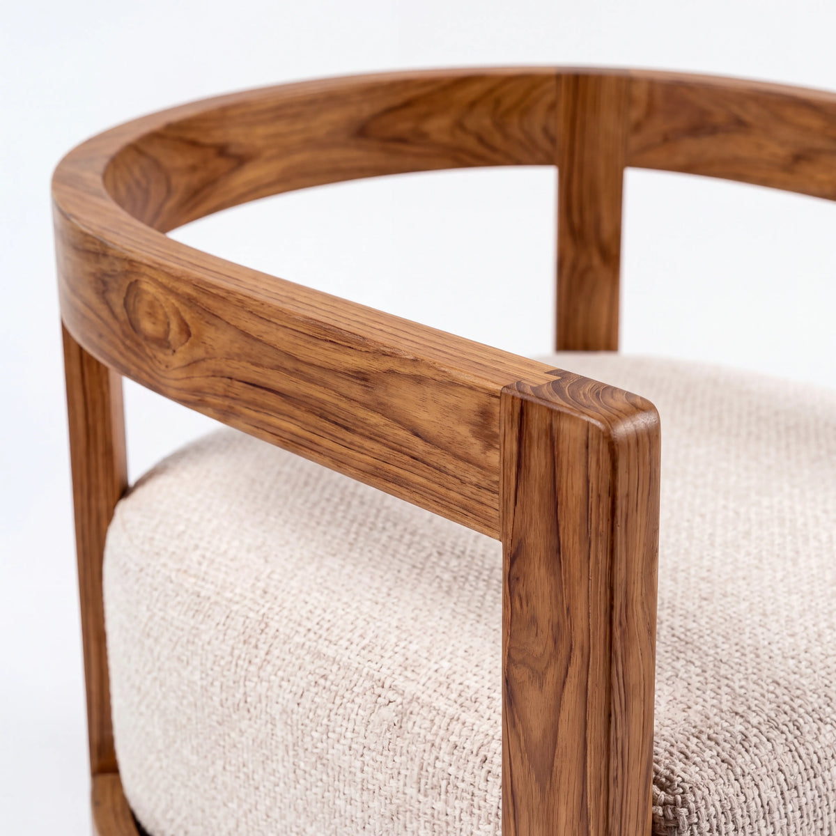 Sillón Ocasional Escandinavo en Nogal y Cojines Acolchados Beige - Ambientada | LEMICH Alta Ebanistería Residencial