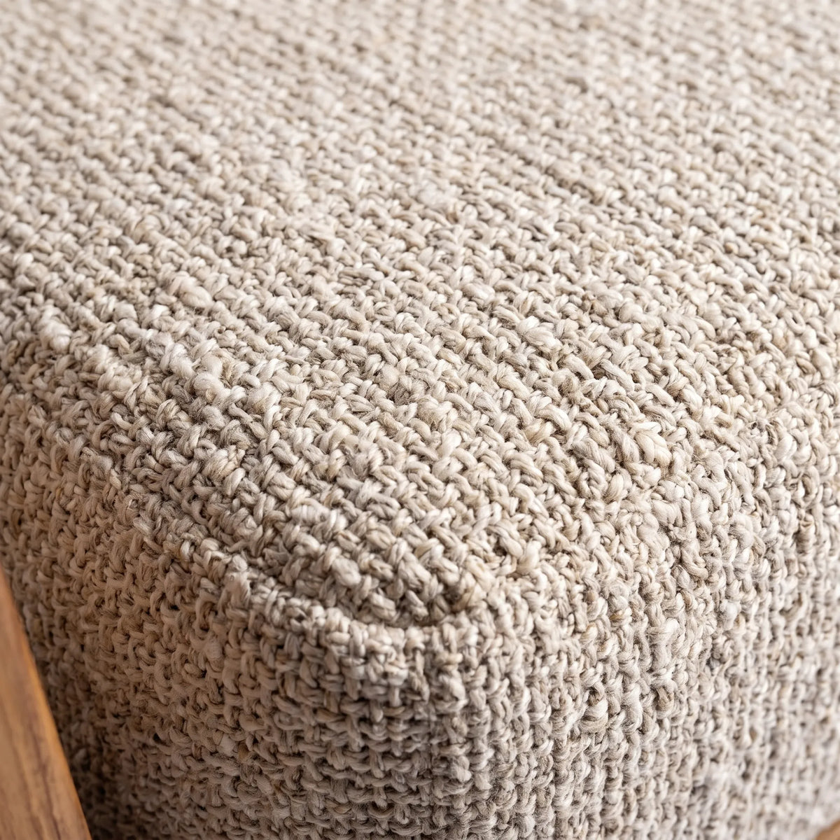 Sillón Ocasional Escandinavo en Nogal y Cojines Acolchados Beige - Ambientada | LEMICH Alta Ebanistería Residencial