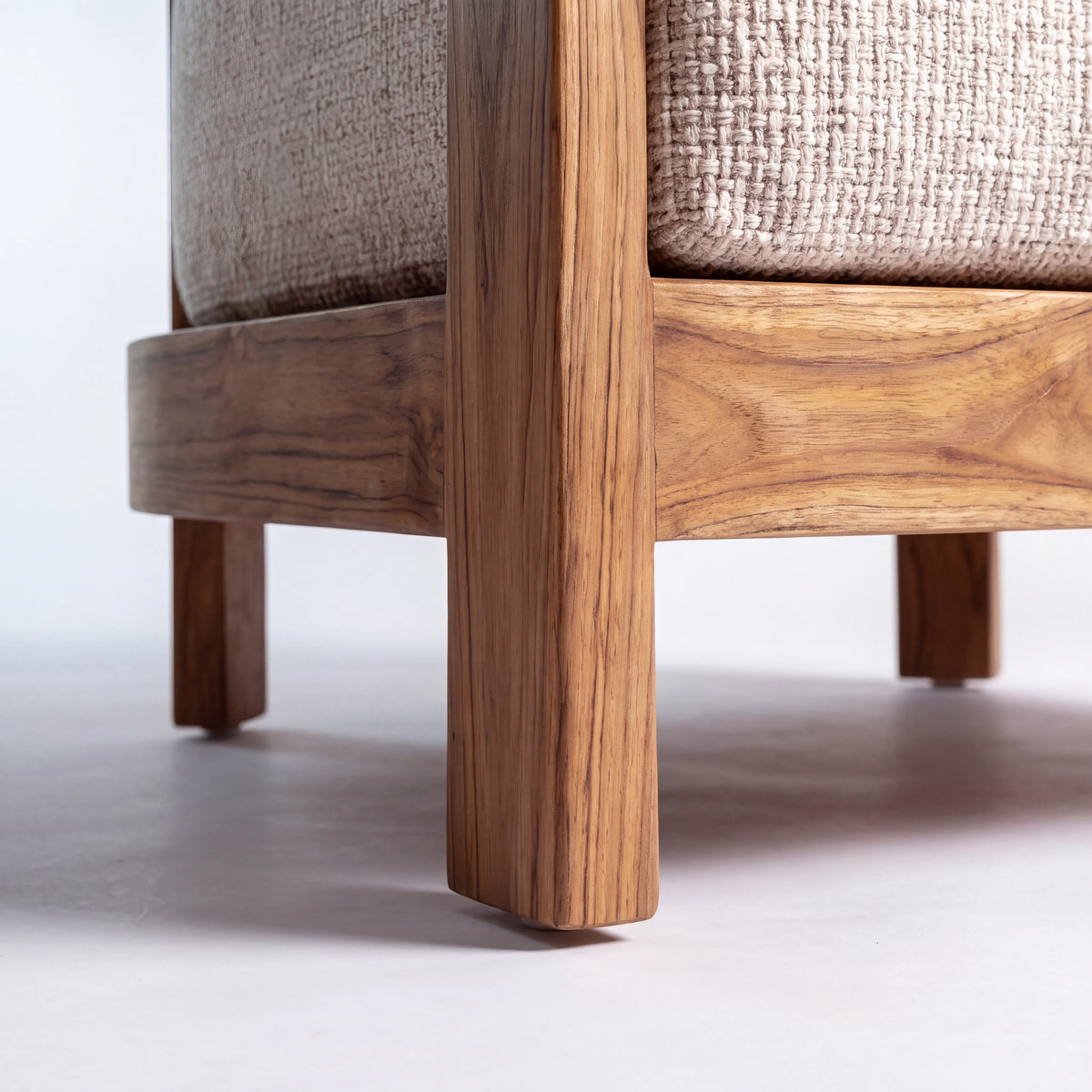 Sillón Ocasional Escandinavo en Nogal y Cojines Acolchados Beige - Detalle de Ensamble | LEMICH Alta Ebanistería Residencial