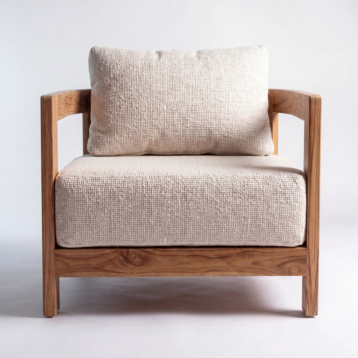 Sillón Ocasional Escandinavo en Nogal y Cojines Acolchados Beige - Detalle de Ensamble | LEMICH Alta Ebanistería Residencial