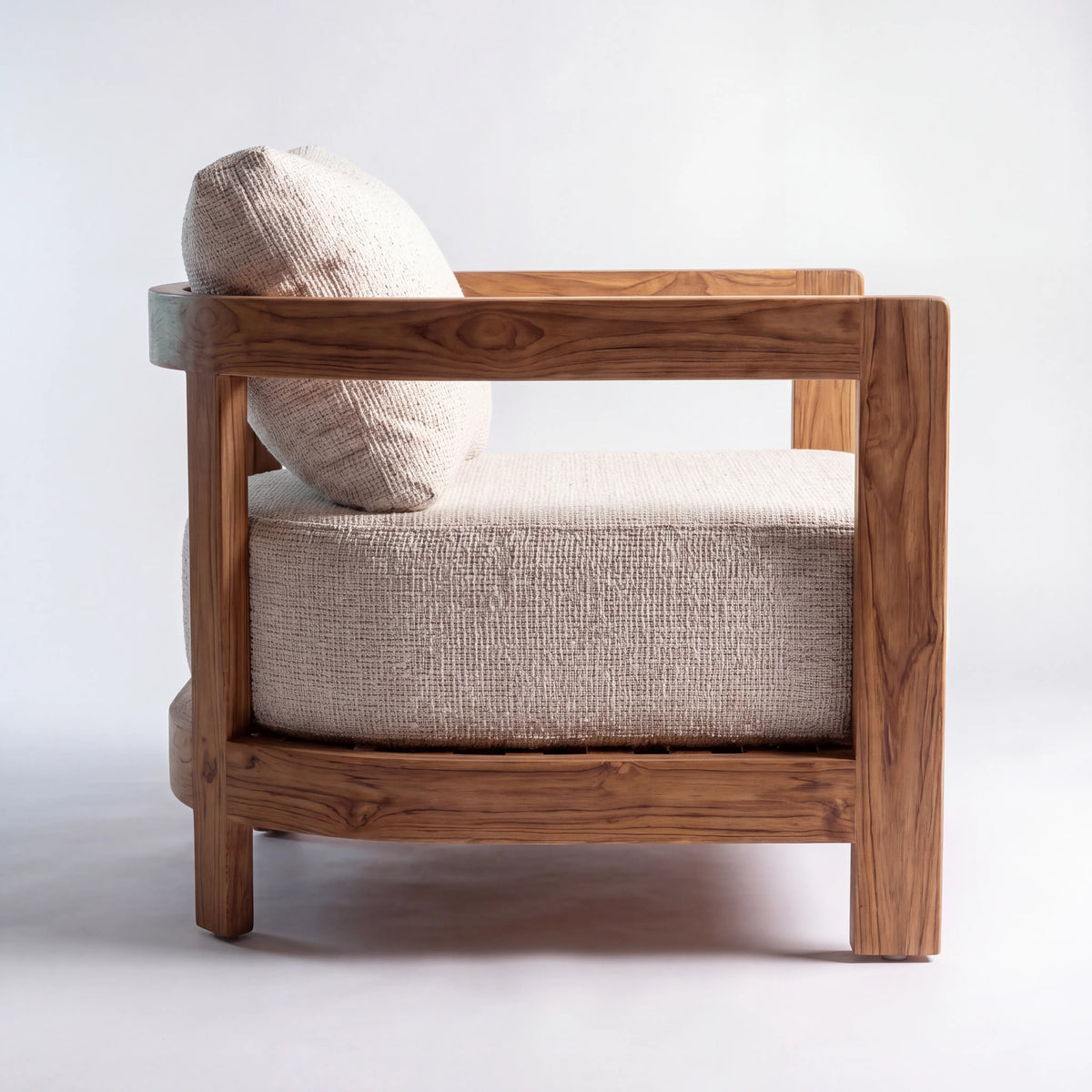 Sillón Ocasional Escandinavo en Nogal y Cojines Acolchados Beige - Detalle de Ensamble | LEMICH Alta Ebanistería Residencial