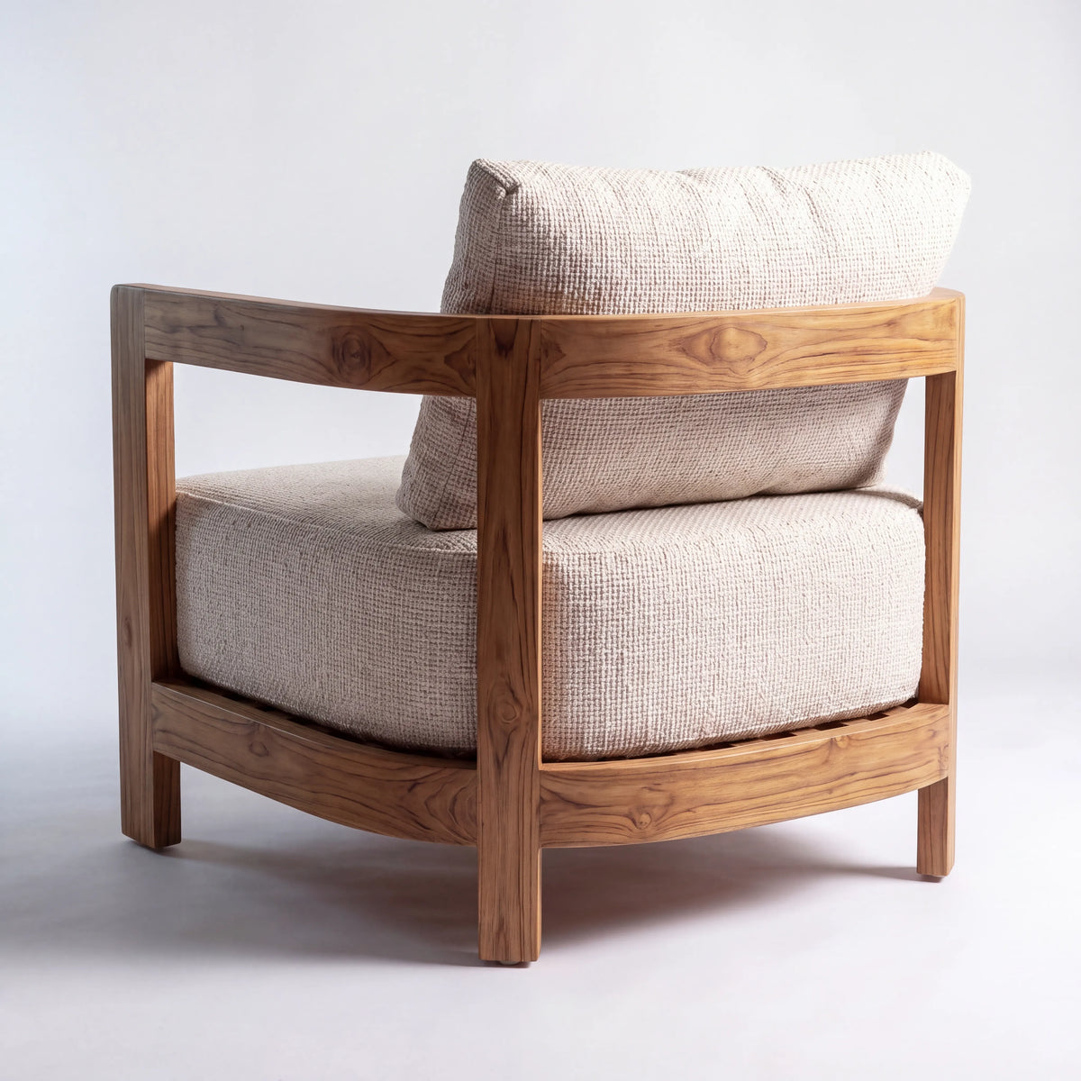 Sillón Ocasional Escandinavo en Nogal y Cojines Acolchados Beige - Detalle de Ensamble | LEMICH Alta Ebanistería Residencial