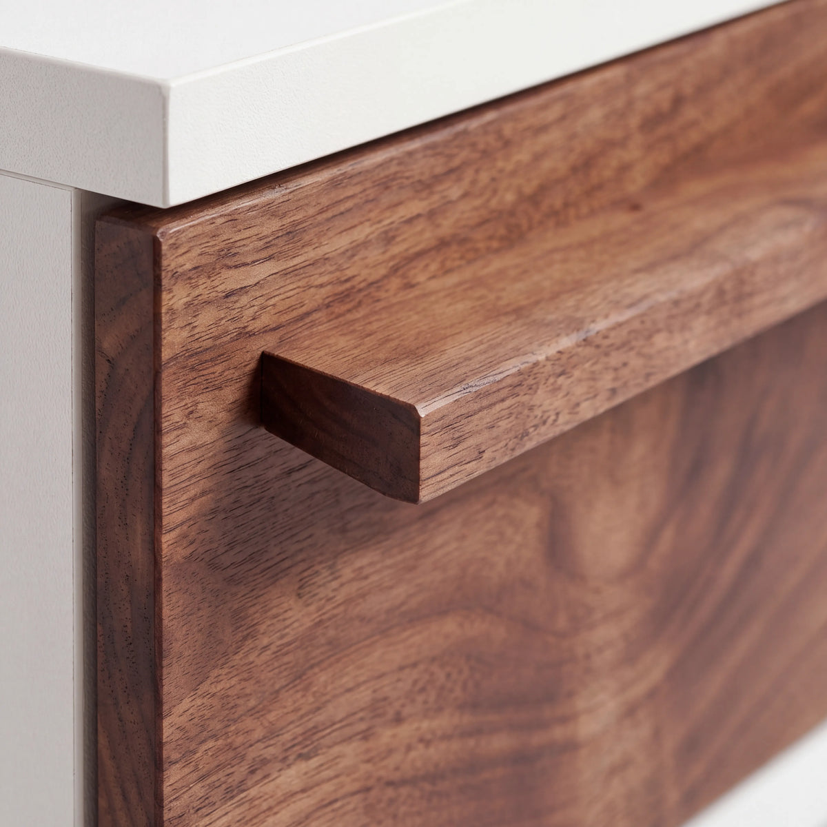 Cómoda Cajonera Contemporánea Bicolor en Nogal y Marco Blanco - Hero Portada | LEMICH Alta Ebanistería Residencial