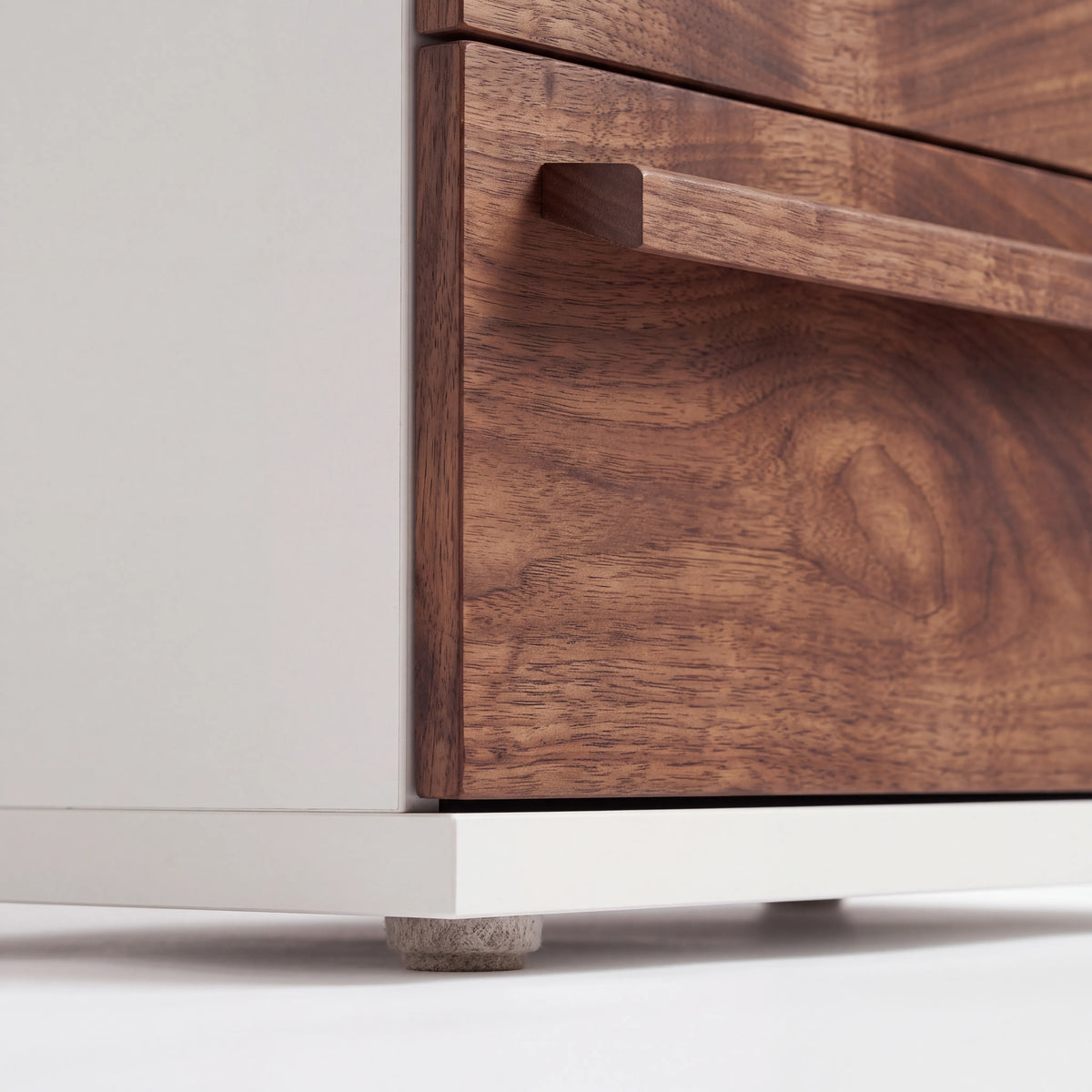 Cómoda Cajonera Contemporánea Bicolor en Nogal y Marco Blanco - Ambientada | LEMICH Alta Ebanistería Residencial