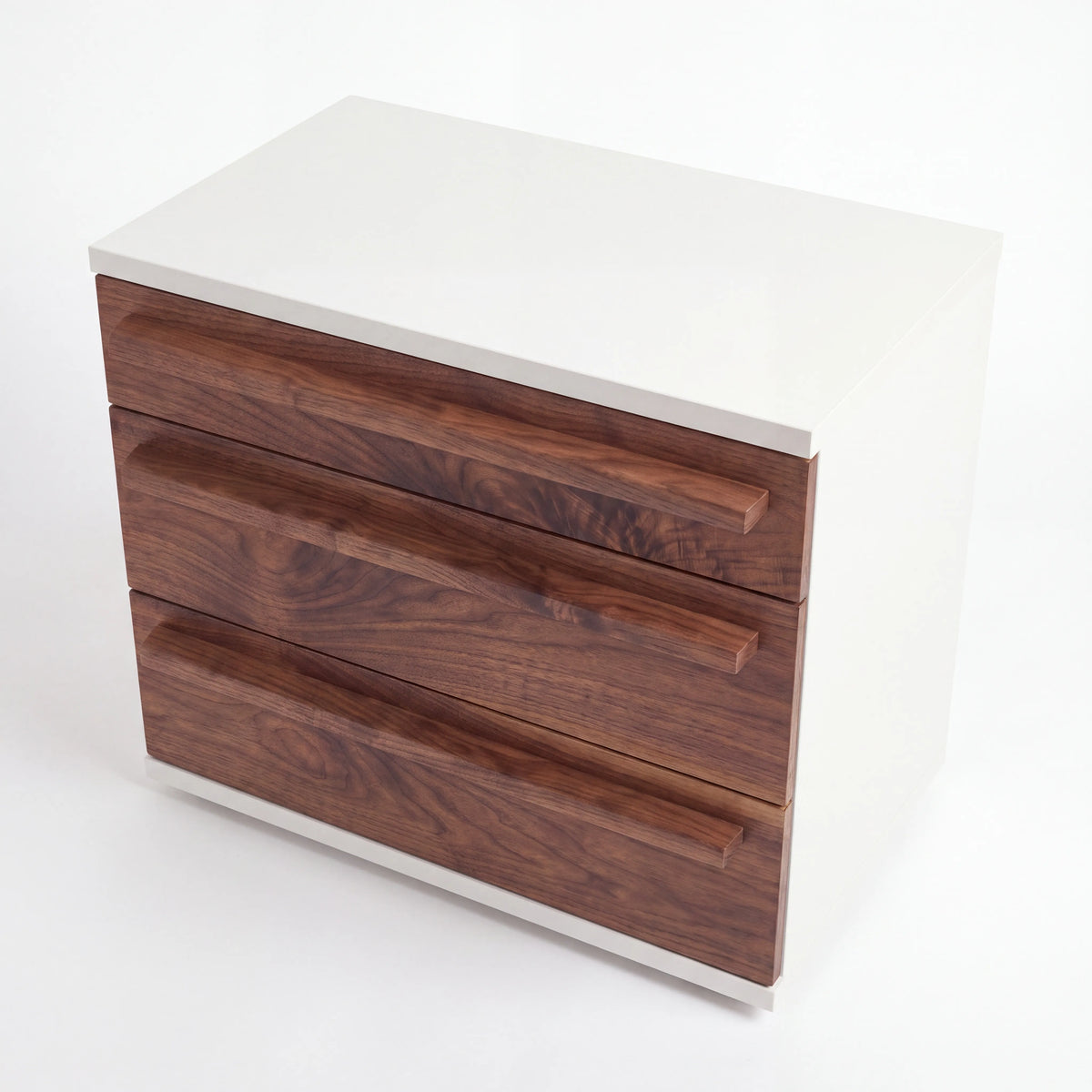 Cómoda Cajonera Contemporánea Bicolor en Nogal y Marco Blanco - Detalle de Ensamble | LEMICH Alta Ebanistería Residencial