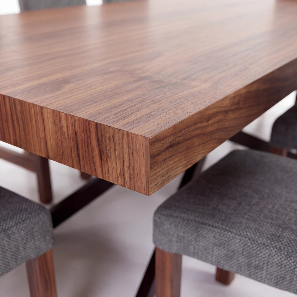 Comedor Rectangular de 6 Sillas en Nogal con Tapiz Gris Acolchado - Ambientada | LEMICH Alta Ebanistería Residencial