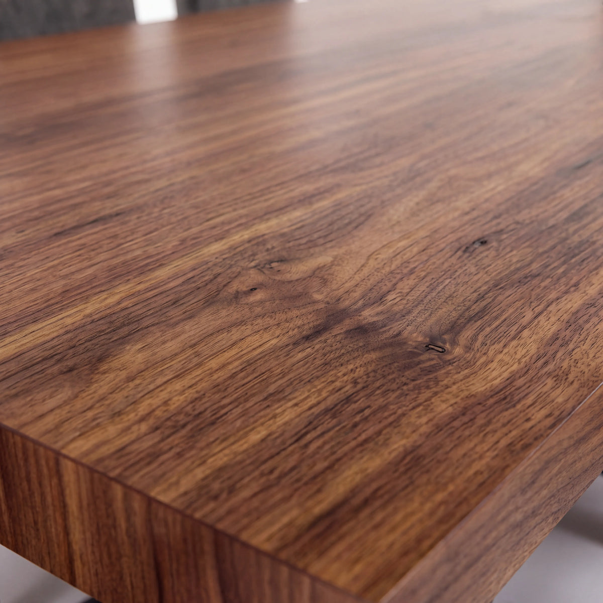 Comedor Rectangular de 6 Sillas en Nogal con Tapiz Gris Acolchado - Ambientada | LEMICH Alta Ebanistería Residencial