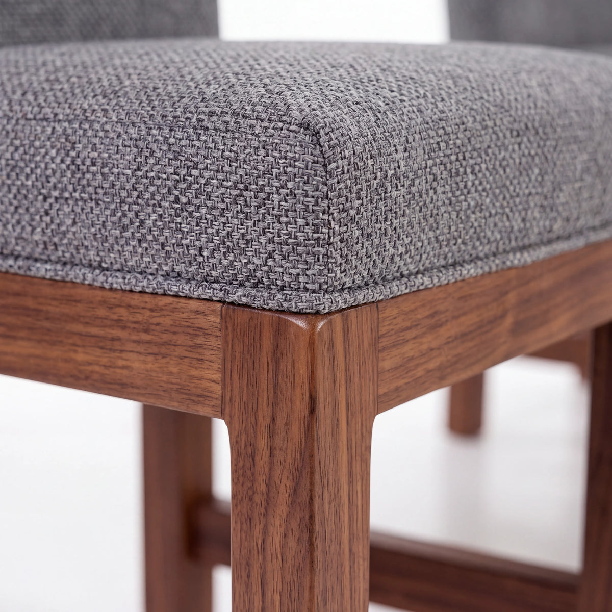 Comedor Rectangular de 6 Sillas en Nogal con Tapiz Gris Acolchado - Detalle de Ensamble | LEMICH Alta Ebanistería Residencial