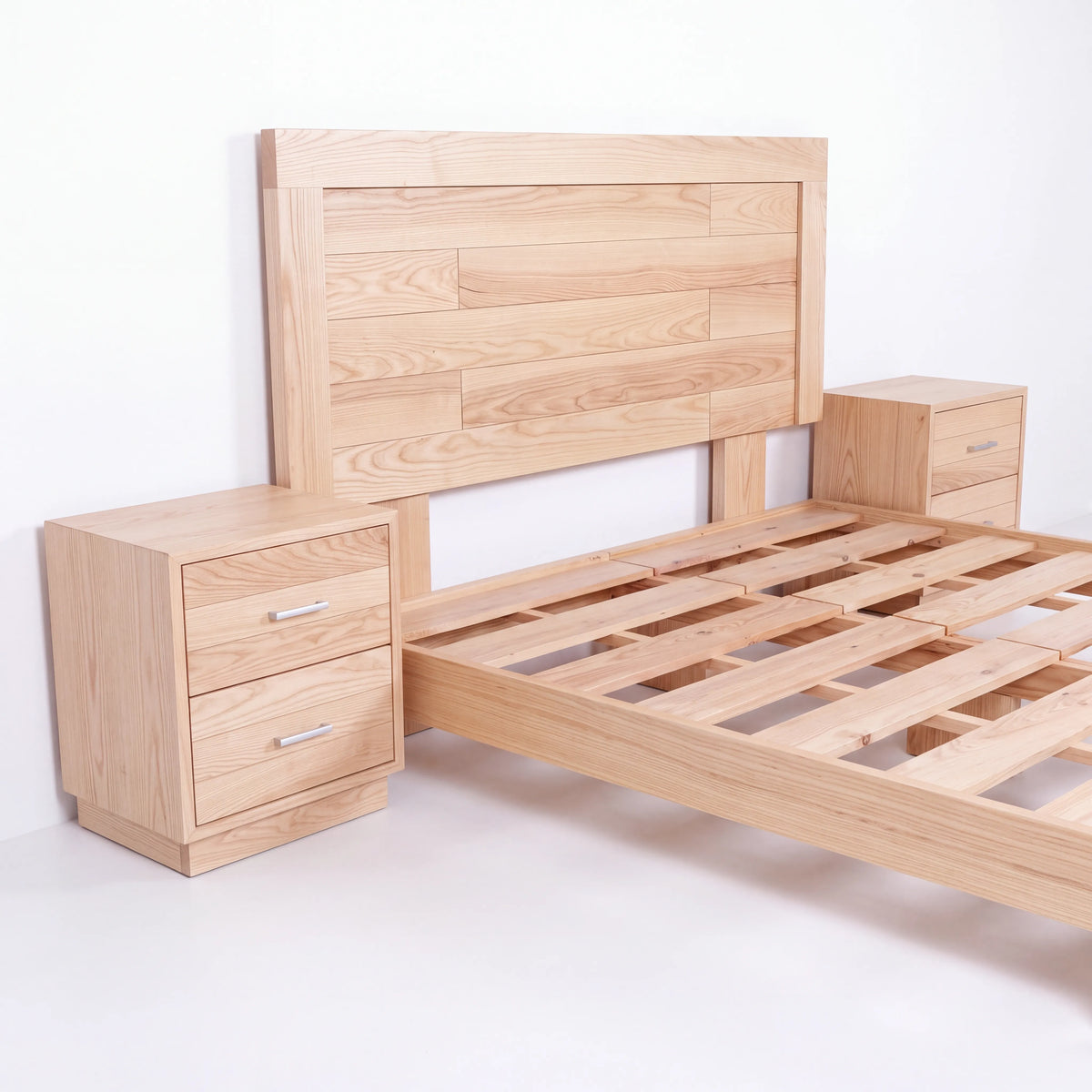 Recámara Minimalista en Madera Clara con Cama y Par de Burós - Detalle de Ensamble | LEMICH Alta Ebanistería Residencial