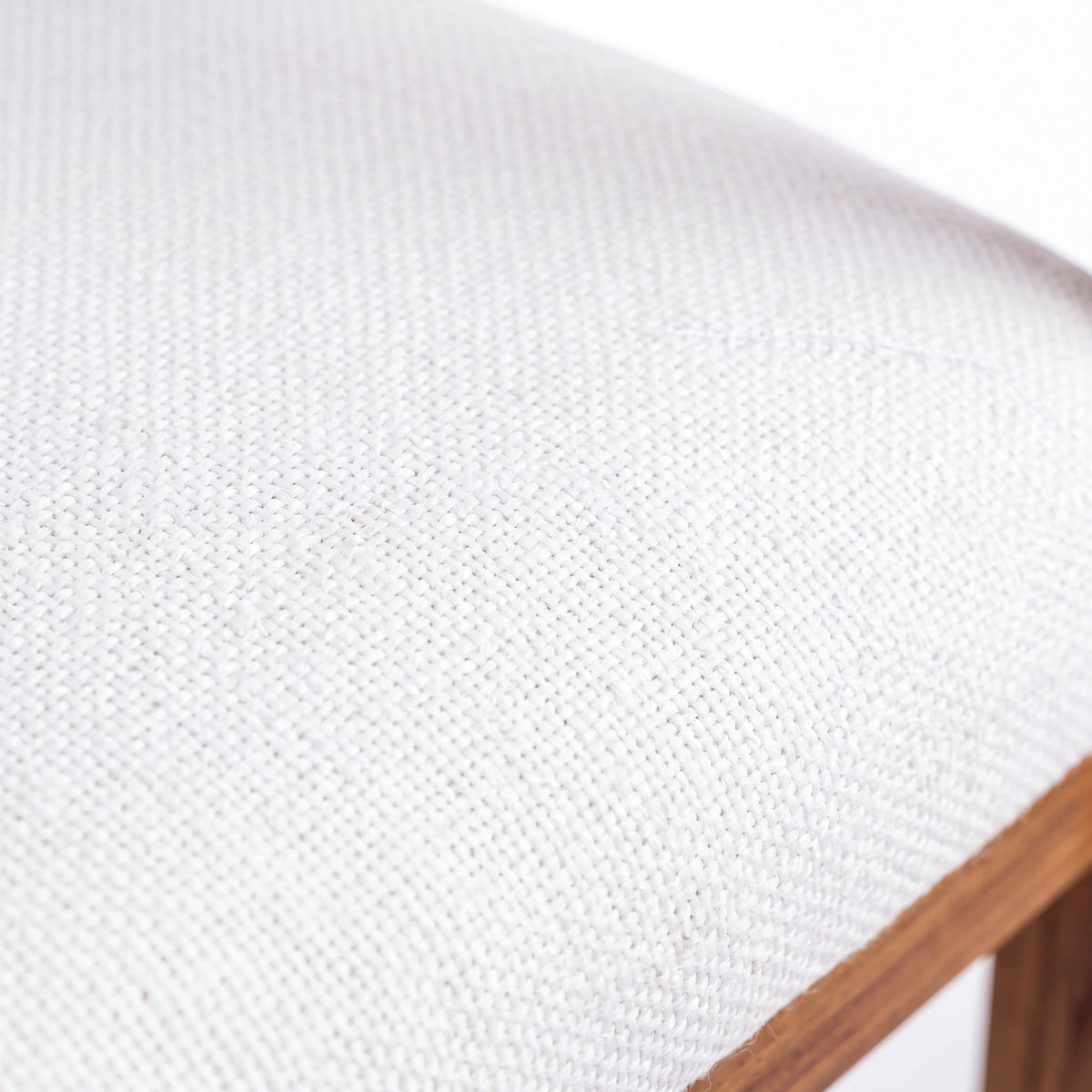 Sillón Ocasional de Autor en Nogal con Cojines Acolchados - Detalle de Ensamble | LEMICH Alta Ebanistería Residencial