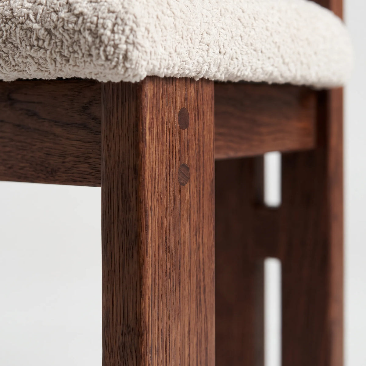 Silla de Comedor / Acento en Nogal con Tapiz Texturizado Sherpa - Detalle de Ensamble | LEMICH Alta Ebanistería Residencial