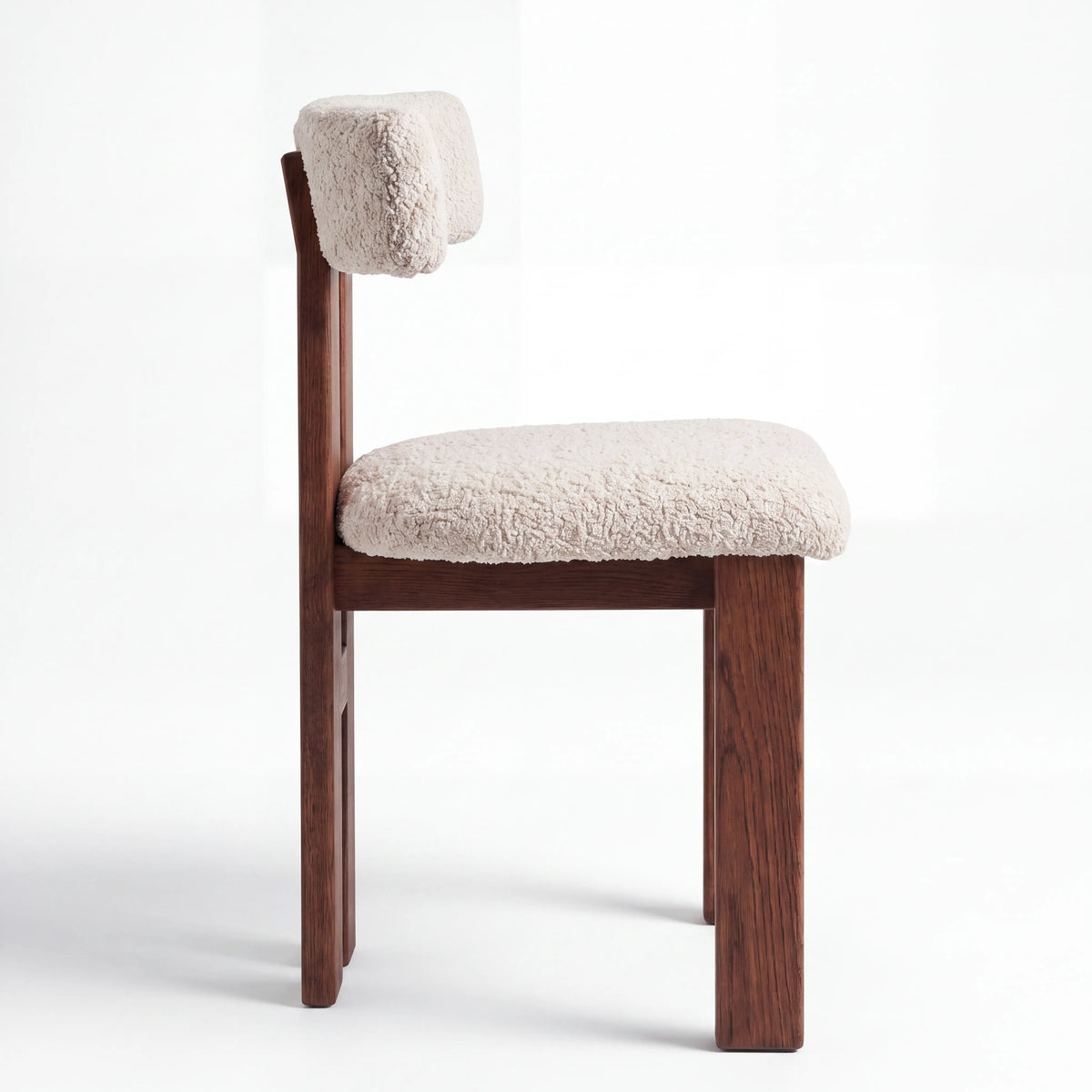 Silla de Comedor / Acento en Nogal con Tapiz Texturizado Sherpa - Detalle de Ensamble | LEMICH Alta Ebanistería Residencial