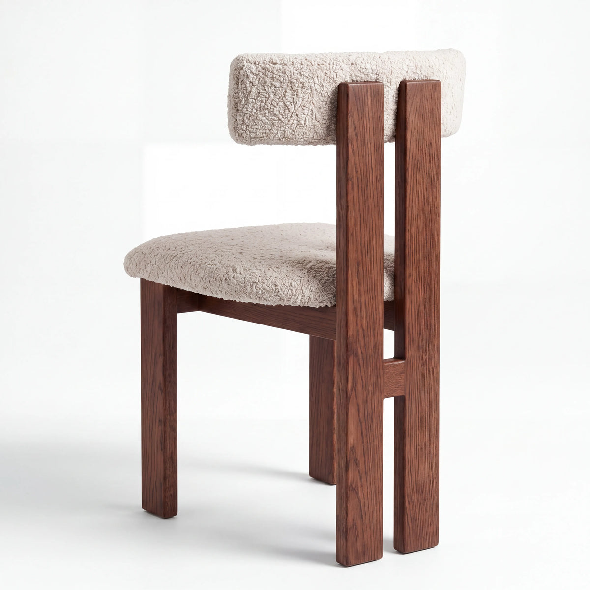 Silla de Comedor / Acento en Nogal con Tapiz Texturizado Sherpa - Detalle de Ensamble | LEMICH Alta Ebanistería Residencial