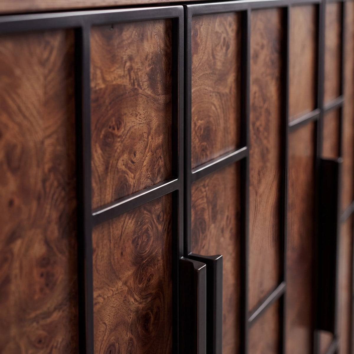 Credenza Buffet en Raíz de Nogal con Relieve Geométrico y Marco Metálico - Detalle de Ensamble | LEMICH Alta Ebanistería Residencial