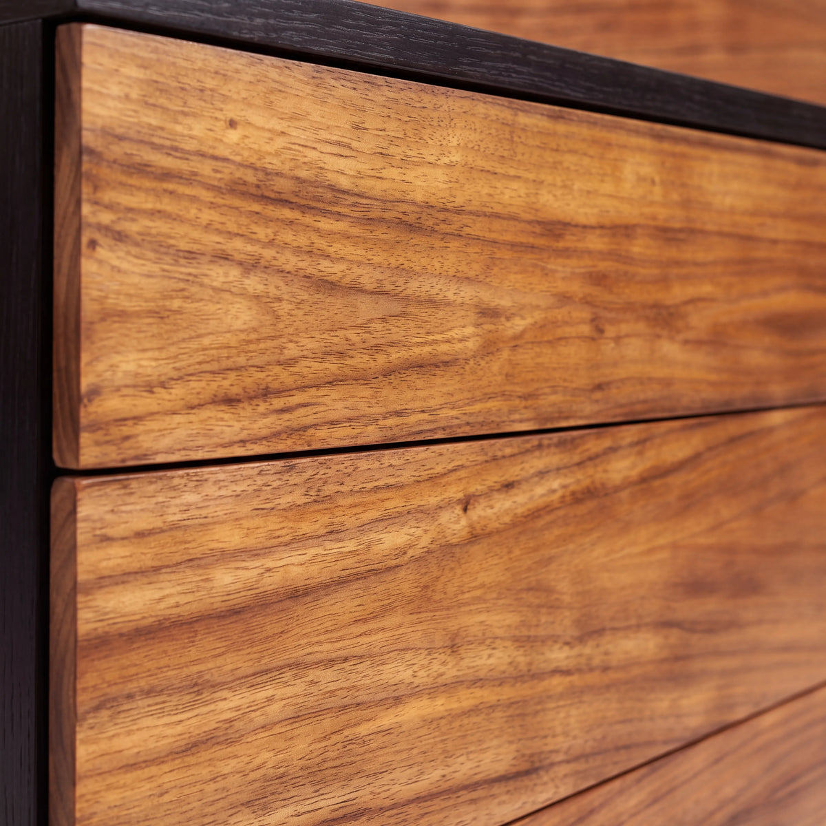 Juego de Cama y Cabecera de Madera con Burós de 3 Cajones en Nogal - Detalle de Ensamble | LEMICH Alta Ebanistería Residencial