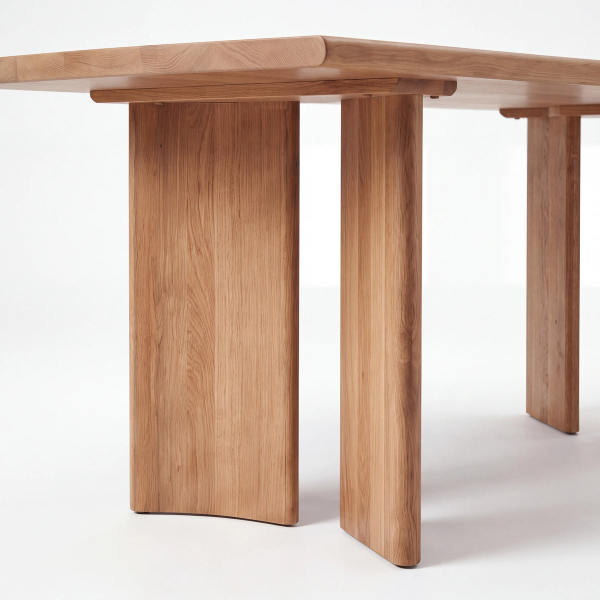 Mesa de Comedor Rectangular en Nogal con Patas Angulares de Diseño - Detalle de Ensamble | LEMICH Alta Ebanistería Residencial