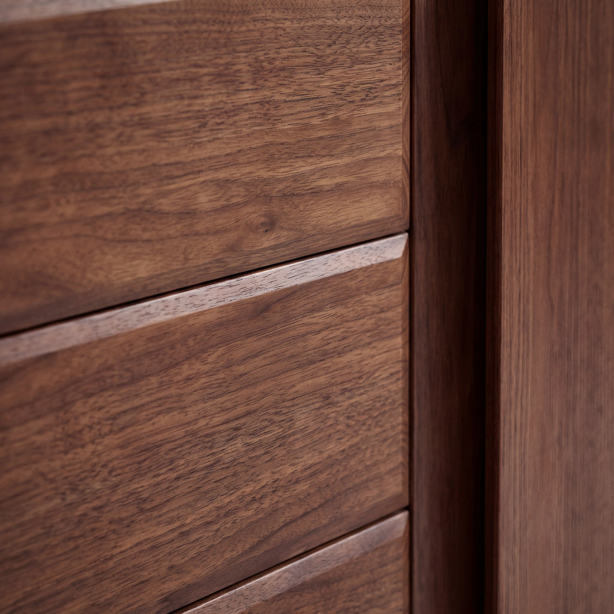 Cómoda Dresser de 4 Cajones y Puerta Lateral en Chapa de Nogal - Detalle de Ensamble | LEMICH Alta Ebanistería Residencial