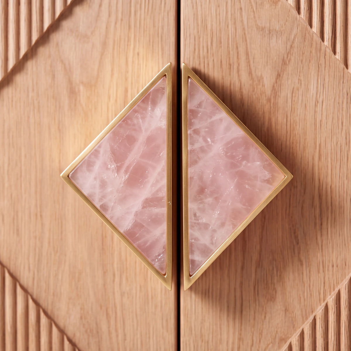 Gabinete Bar Diamante en Roble Natural y Mármol Rosa - Detalle de Ensamble | LEMICH Alta Ebanistería Residencial