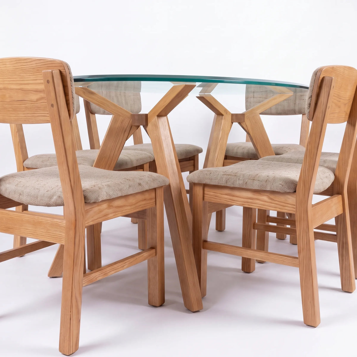 Comedor Ovalado de 6 Sillas en Roble Claro con Cubierta de Cristal Templado - Detalle de Ensamble | LEMICH Alta Ebanistería Residencial