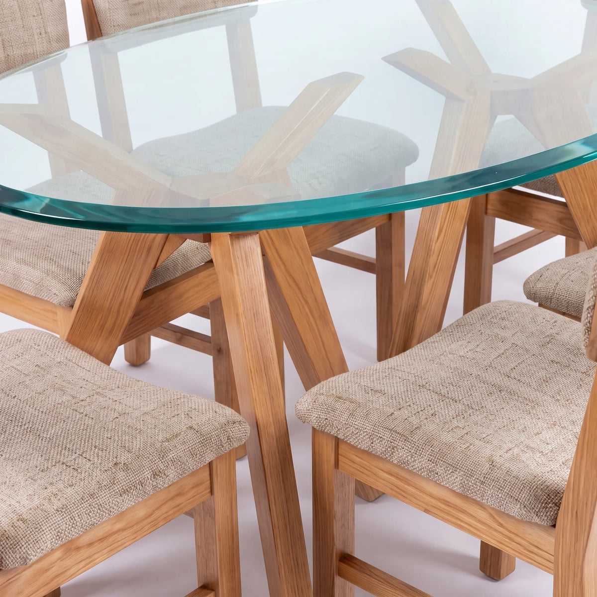 Comedor Ovalado de 6 Sillas en Roble Claro con Cubierta de Cristal Templado - Detalle de Ensamble | LEMICH Alta Ebanistería Residencial