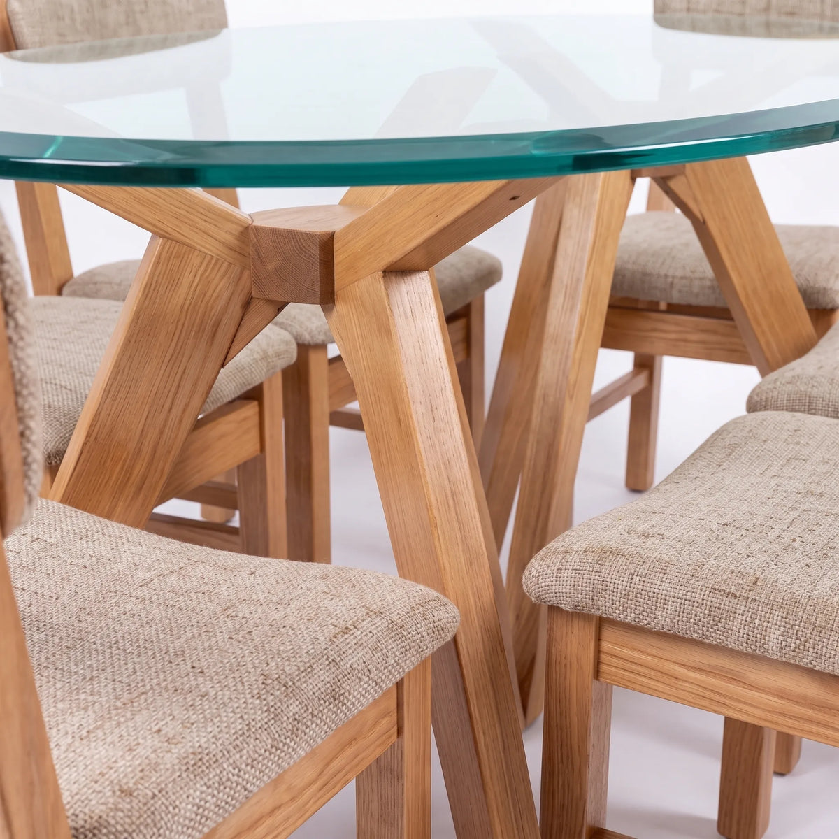 Comedor Ovalado de 6 Sillas en Roble Claro con Cubierta de Cristal Templado - Detalle de Ensamble | LEMICH Alta Ebanistería Residencial