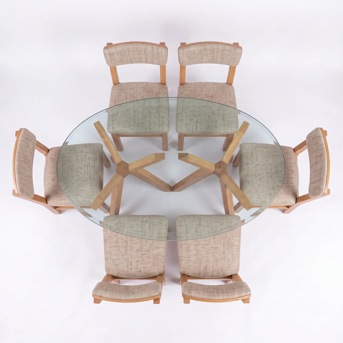 Comedor Ovalado de 6 Sillas en Roble Claro con Cubierta de Cristal Templado - Ambientada | LEMICH Alta Ebanistería Residencial