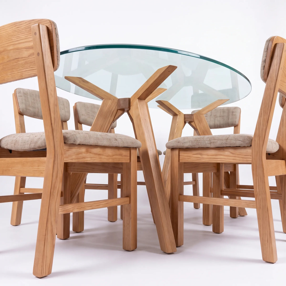 Comedor Ovalado de 6 Sillas en Roble Claro con Cubierta de Cristal Templado - Detalle de Ensamble | LEMICH Alta Ebanistería Residencial