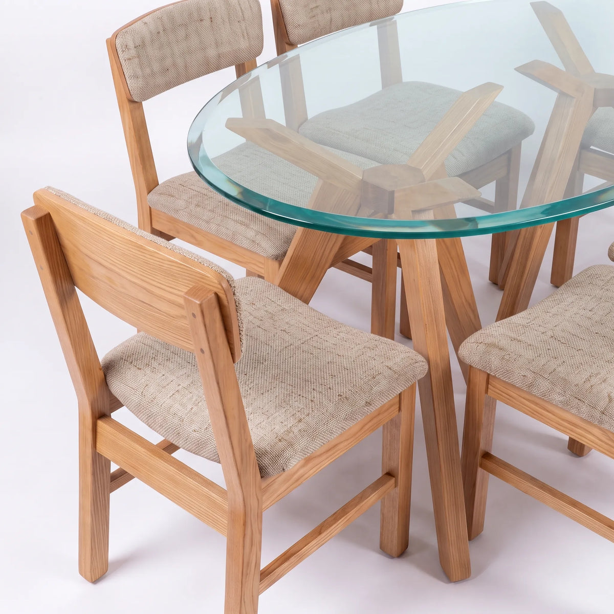 Comedor Ovalado de 6 Sillas en Roble Claro con Cubierta de Cristal Templado - Detalle de Ensamble | LEMICH Alta Ebanistería Residencial