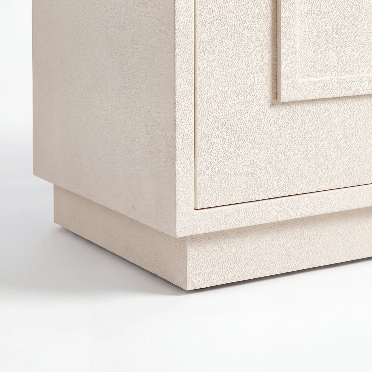 Gabinete Art Déco Astrid en Shagreen Crema y Bronce - Detalle de Ensamble | LEMICH Alta Ebanistería Residencial