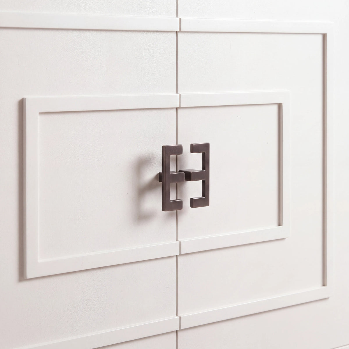 Gabinete Art Déco Astrid en Shagreen Crema y Bronce - Detalle de Ensamble | LEMICH Alta Ebanistería Residencial