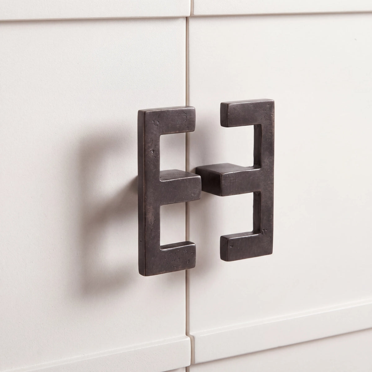 Gabinete Art Déco Astrid en Shagreen Crema y Bronce - Detalle de Ensamble | LEMICH Alta Ebanistería Residencial