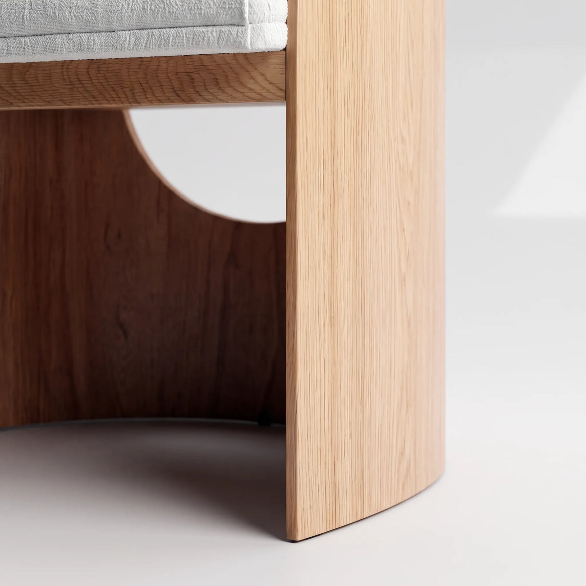 Silla Lunar en Madera de Encino y Bouclé Marfil - Detalle de Ensamble | LEMICH Alta Ebanistería Residencial