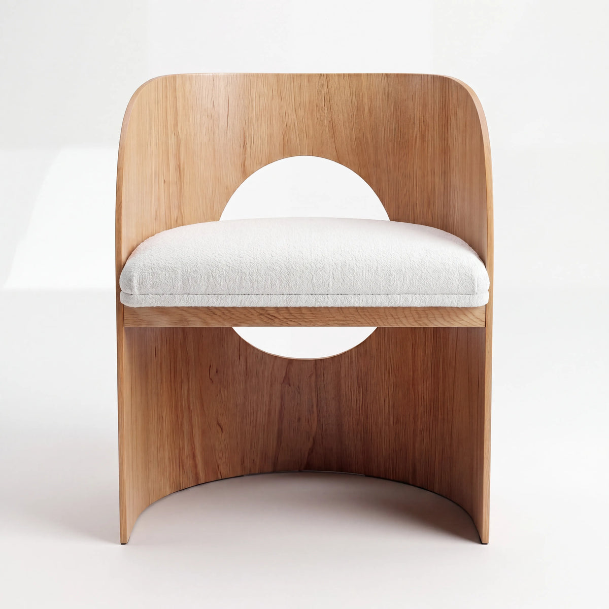 Silla Lunar en Madera de Encino y Bouclé Marfil - Ambientada | LEMICH Alta Ebanistería Residencial