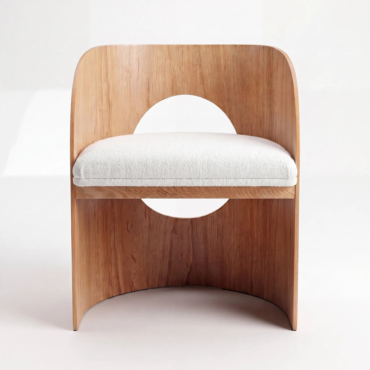 Silla Lunar en Madera de Encino y Bouclé Marfil - Detalle de Ensamble | LEMICH Alta Ebanistería Residencial