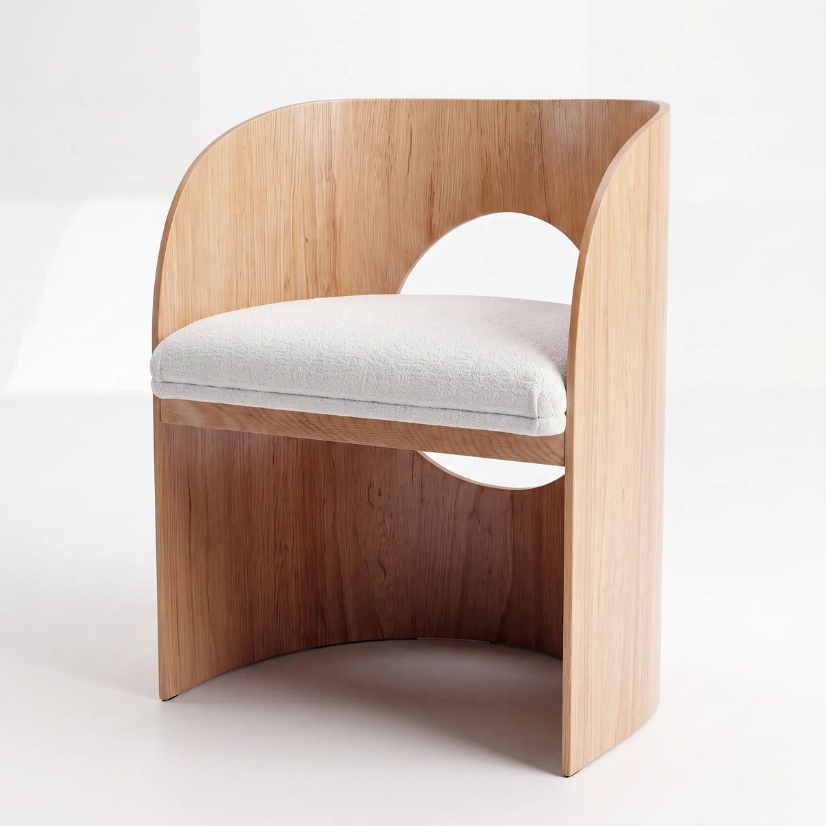 Silla Lunar en Madera de Encino y Bouclé Marfil - Detalle de Ensamble | LEMICH Alta Ebanistería Residencial