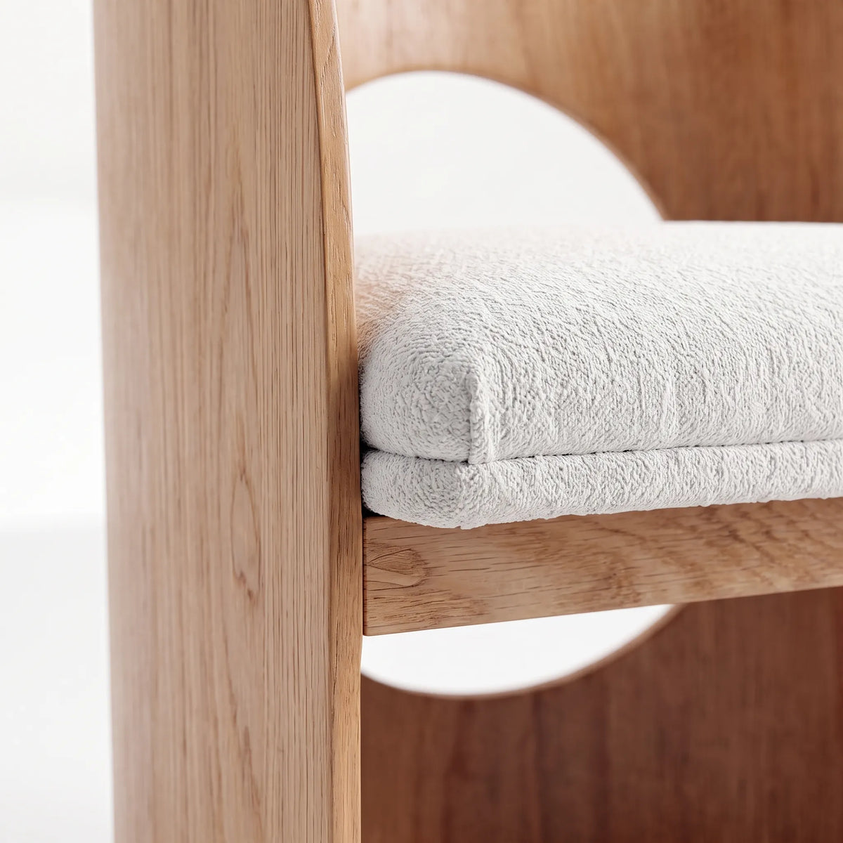 Silla Lunar en Madera de Encino y Bouclé Marfil - Detalle de Ensamble | LEMICH Alta Ebanistería Residencial