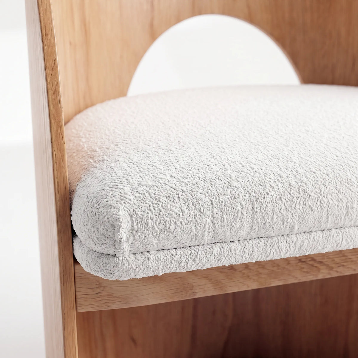 Silla Lunar en Madera de Encino y Bouclé Marfil - Detalle de Ensamble | LEMICH Alta Ebanistería Residencial