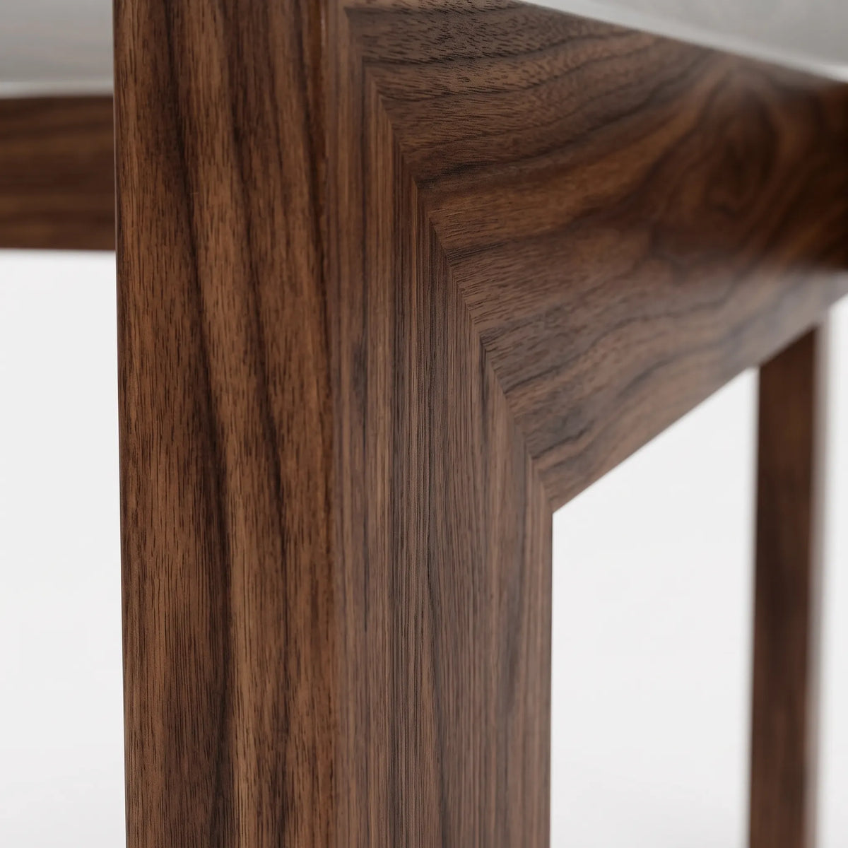 Comedor Cuadrado Ámsterdam en Nogal y Cristal Templado - Detalle de Ensamble | LEMICH Alta Ebanistería Residencial