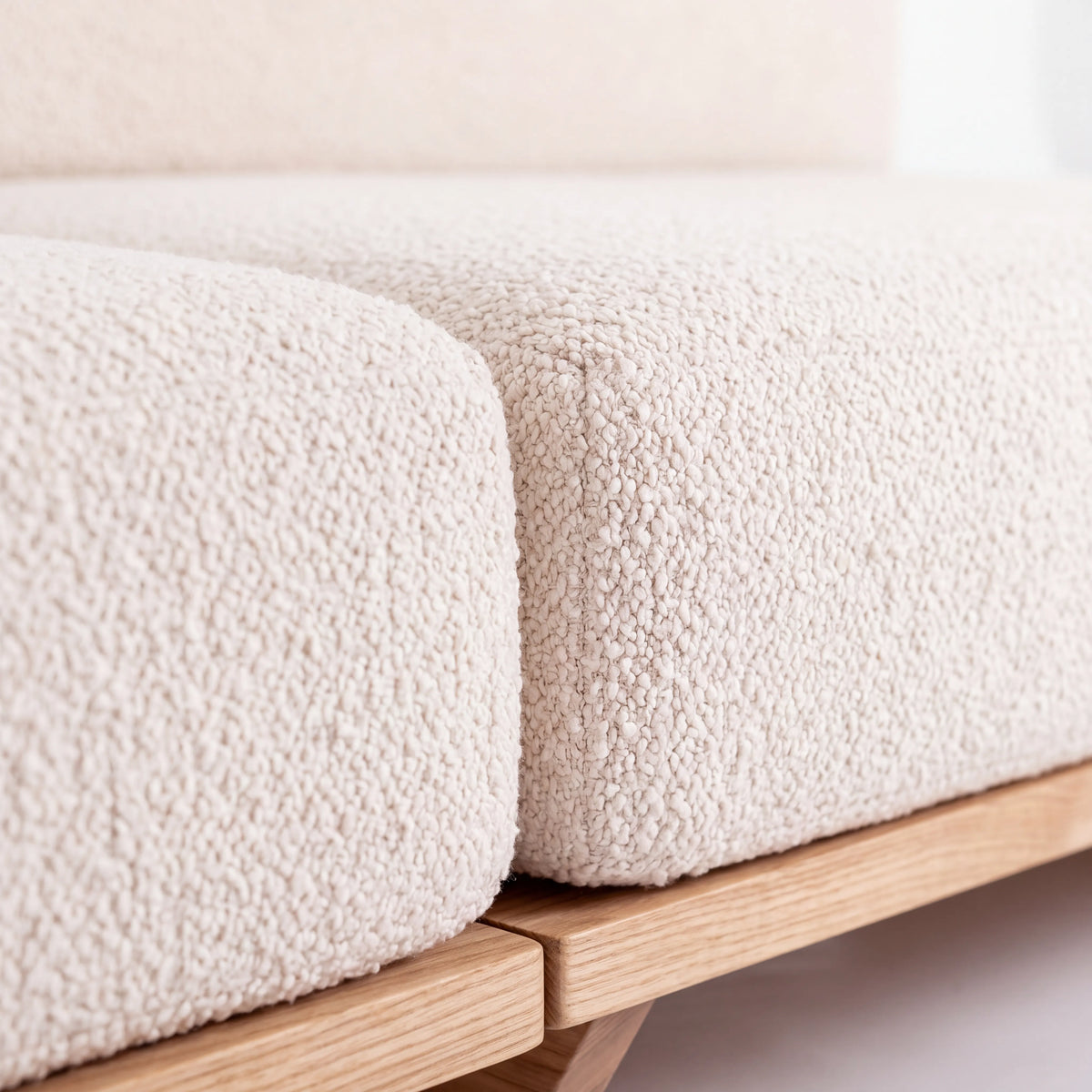 Sofá Modular Seccional Kyoto en Encino Natural y Bouclé - Detalle de Ensamble | LEMICH Alta Ebanistería Residencial