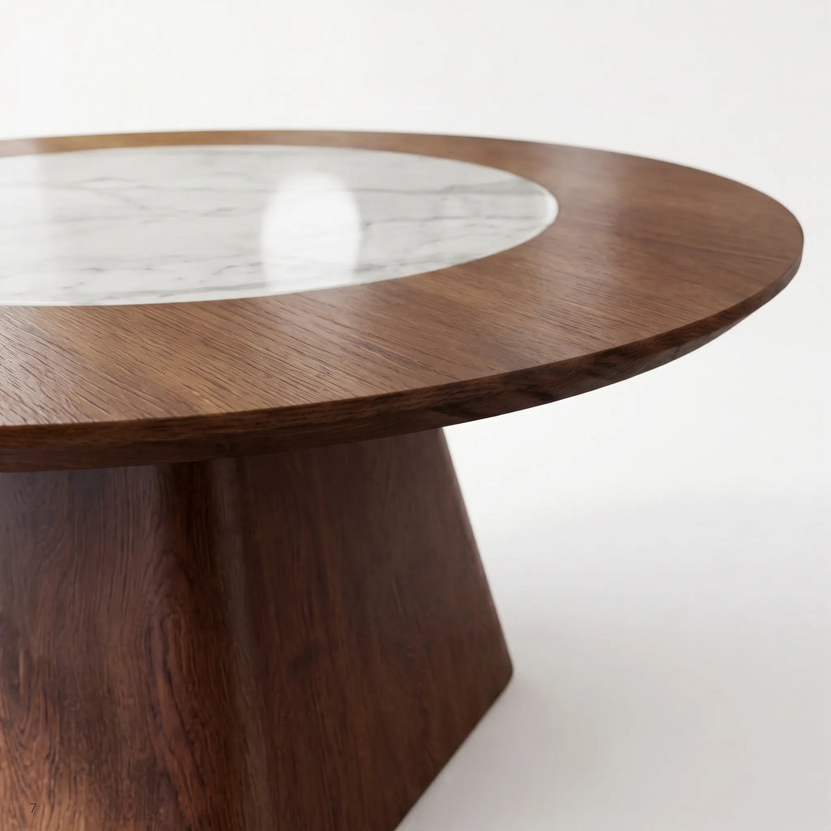 Mesa de Comedor Redonda en Nogal con Centro de Mármol Carrara y Pedestal Cónico - Detalle de Ensamble | LEMICH Alta Ebanistería Residencial