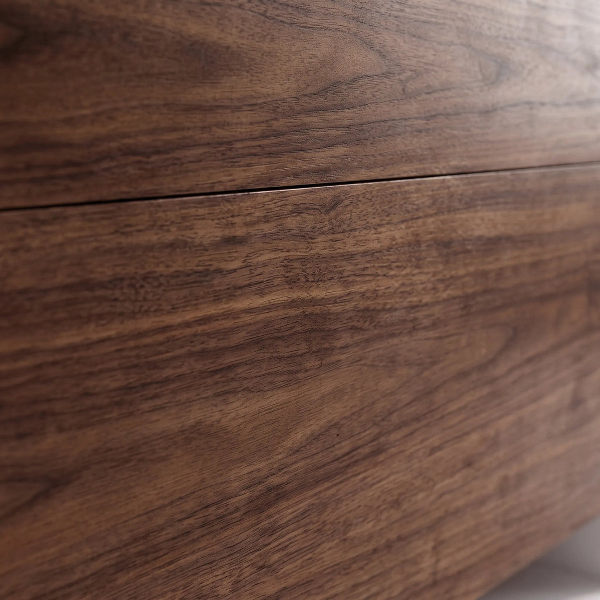 Credenza / Buffet Asimétrico Kanso en Nogal y Base Blanca - Detalle de Ensamble | LEMICH Alta Ebanistería Residencial