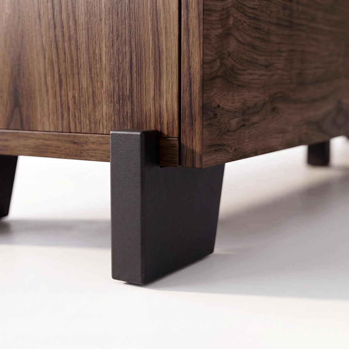 Cómoda / Aparador Linear en Nogal Americano y Patas Negras - Detalle de Ensamble | LEMICH Alta Ebanistería Residencial