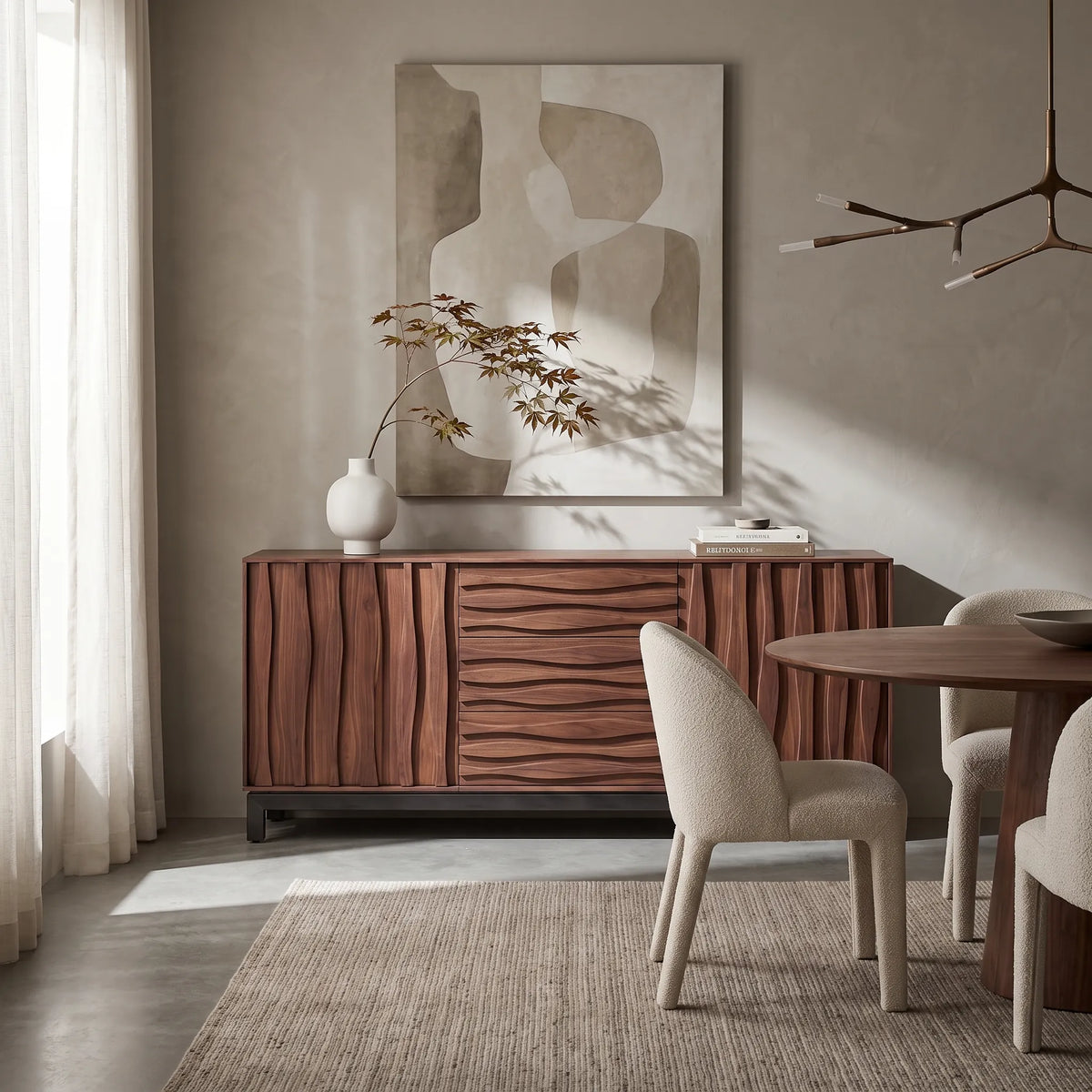 Buffet / Credenza Escultural Marea en Nogal Tallado y Herrería - Ambientada | LEMICH Alta Ebanistería Residencial